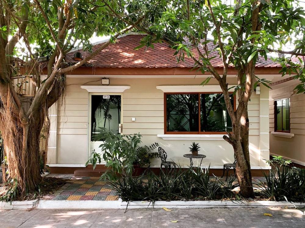 Garden bungalow shaded by trees