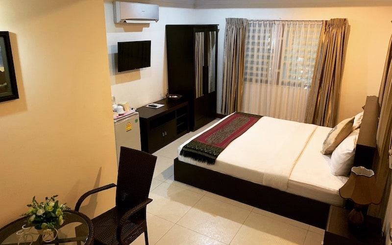 Deluxe room with a large bed, sitting area, TV and minibar