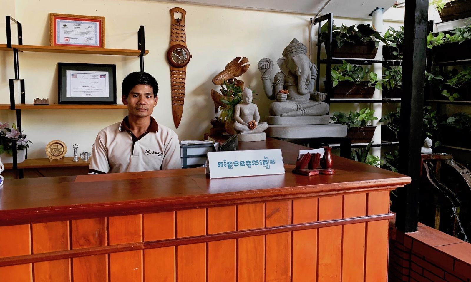 The Daunkeo reception desk with a staff member ready to welcome guests
